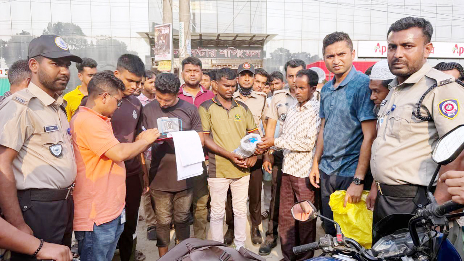 গাজীপুরে ৩০ লাখ টাকার ইয়াবাসহ গ্রেফতার ২,মোটরসাইকেল জব্দ