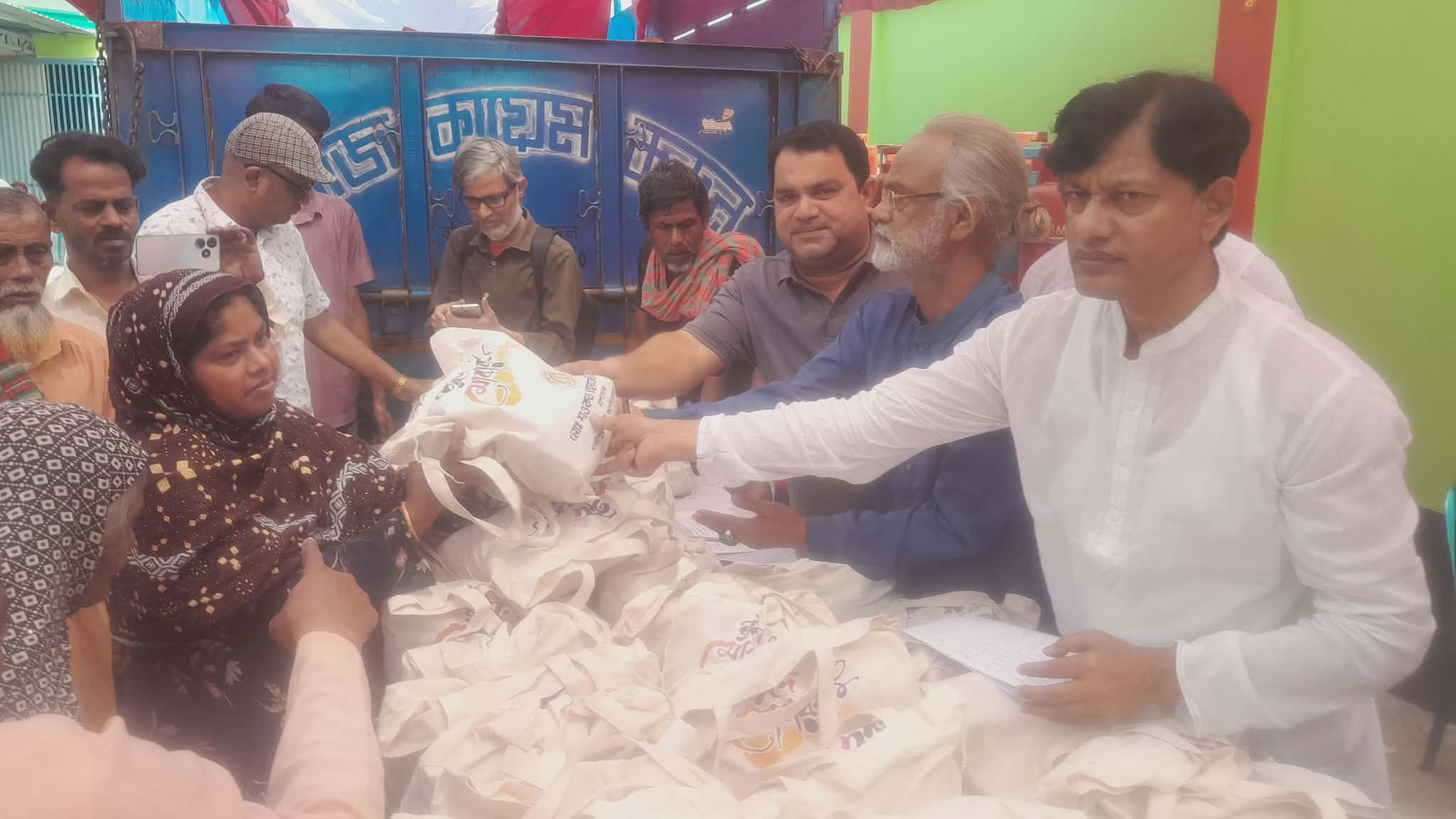 টঙ্গীতে ৫২ নং ওয়ার্ড কাউন্সিলর পদপ্রার্থী সেলিম কাজলের ঈদ উপহার বিতরণ ।