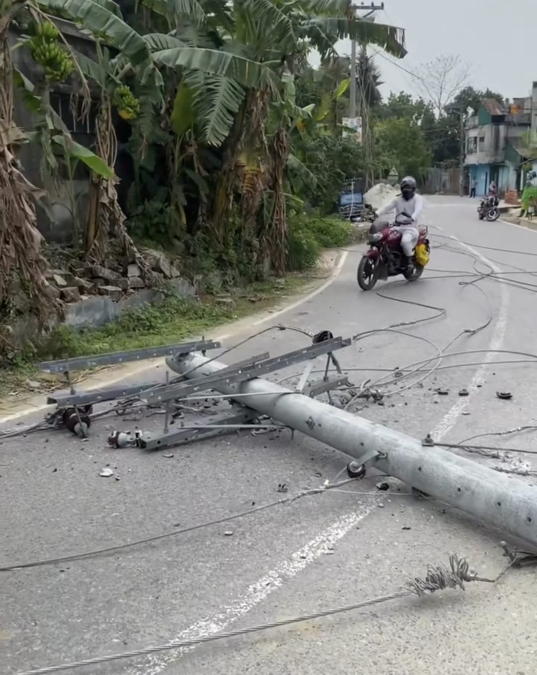 পূবাইলে ট্রাকের ধাক্কায় খুঁটি ভেঙে সড়কে–বিদ্যুৎ ভোগান্তিতে এলাকাবাসী