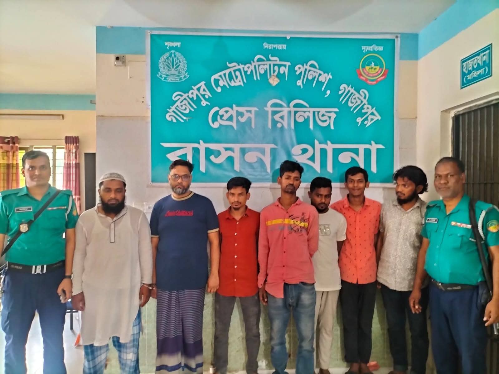 বাসনে পুলিশের সাঁড়াশি অভিযানে মাদক কারবারিসহ ১৩ জন গ্রেফতার