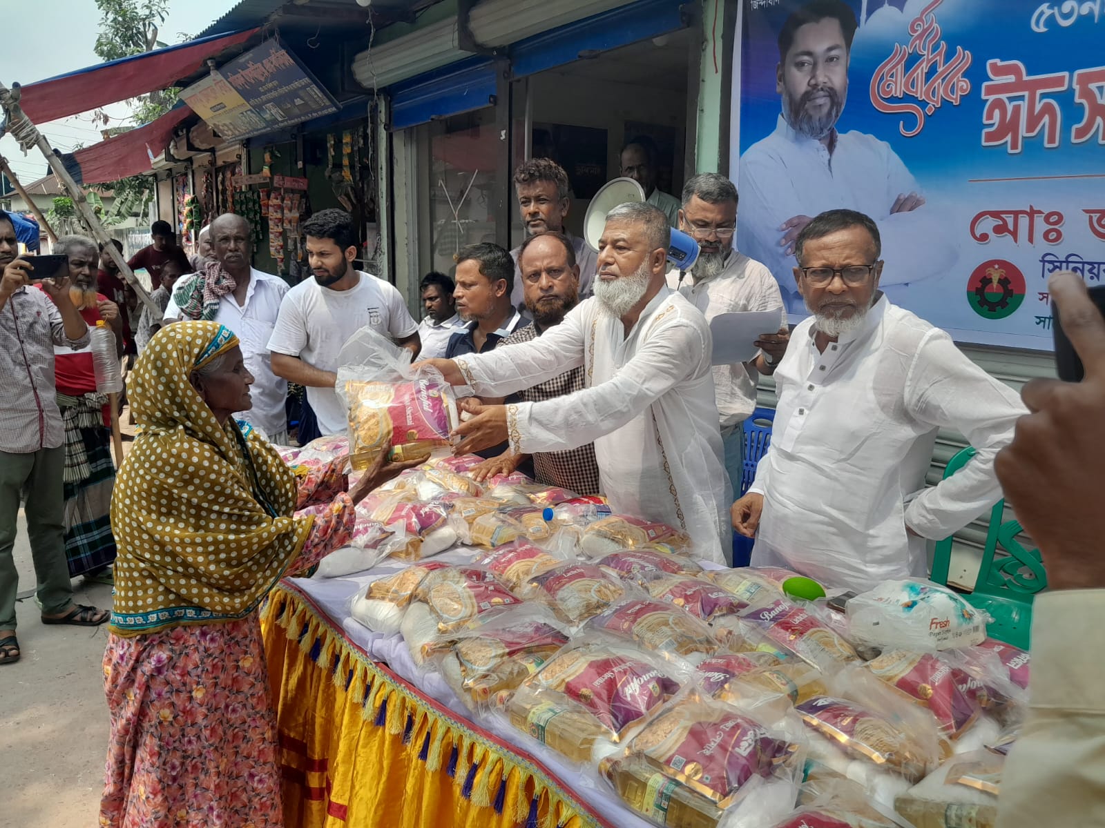 পবিত্র ঈদুল আজহা উপলক্ষে ৫৩ নম্বর ওয়ার্ডে ঈদ সামগ্রী বিতরণ