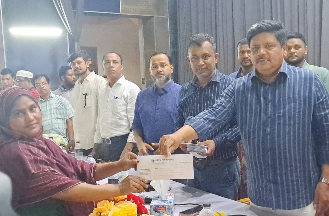 ঈদুল আযহা উপলক্ষে গাজীপুর সিটির পরিচ্ছন্ন কর্মীদের মাঝে প্রধানমন্ত্রীর অনুদান বিতরণ